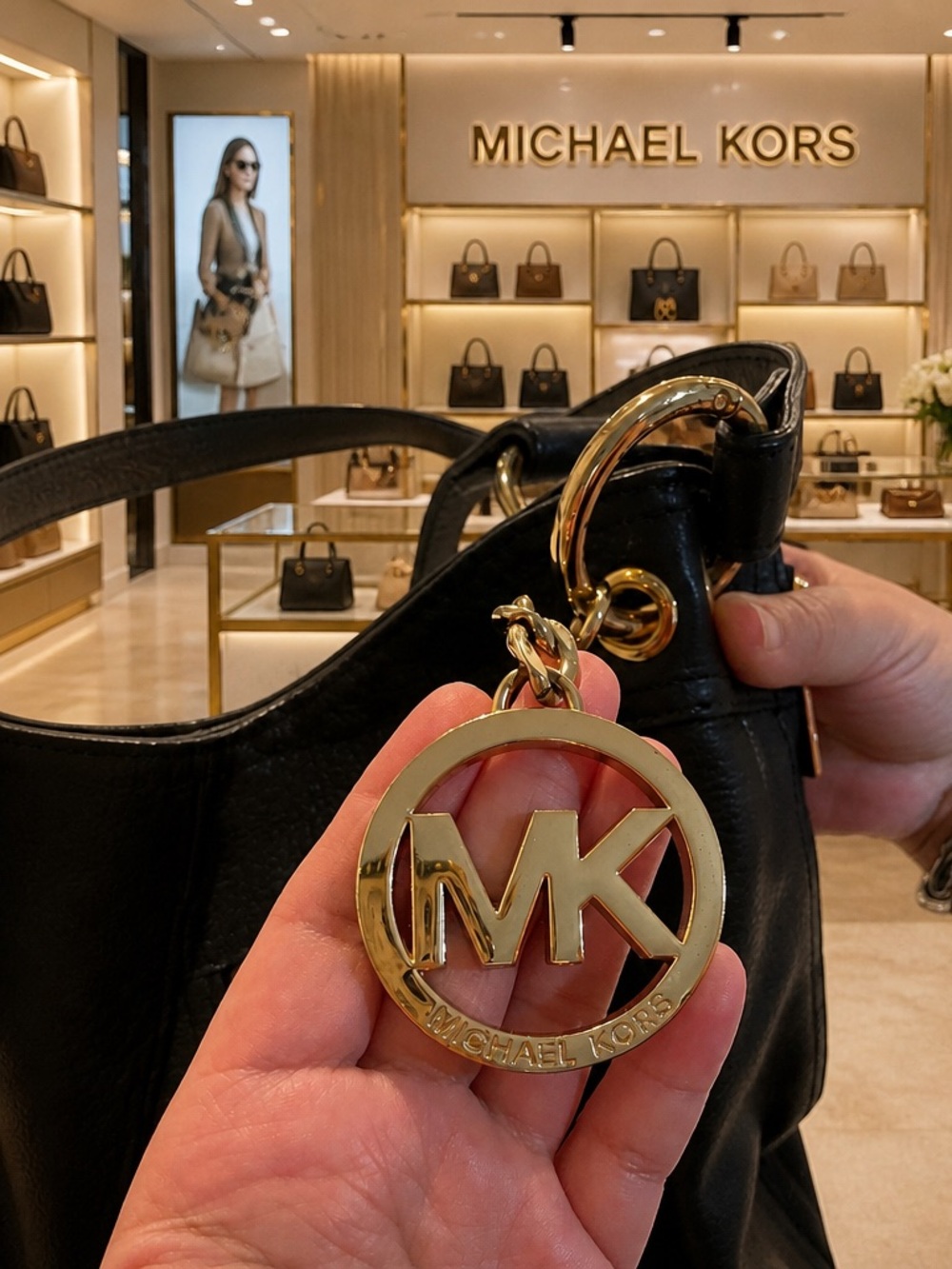 EUC  Michael Kors Moxley Black Leather Gold Zippers Details Shoulder Bag 🍒 - Picture 9 of 17
